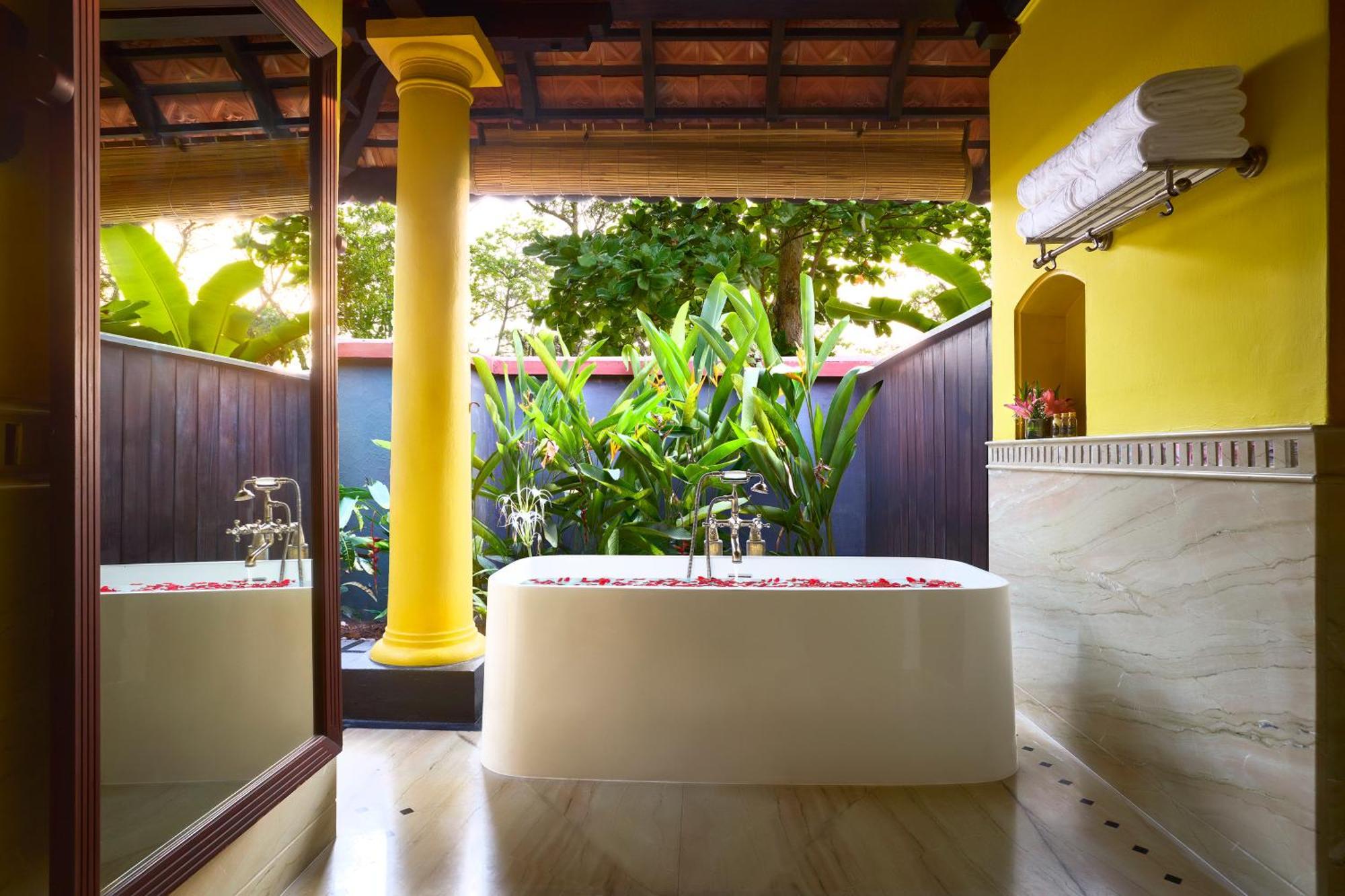 Taj Kumarakom Resort And Spa Kerala Exterior photo