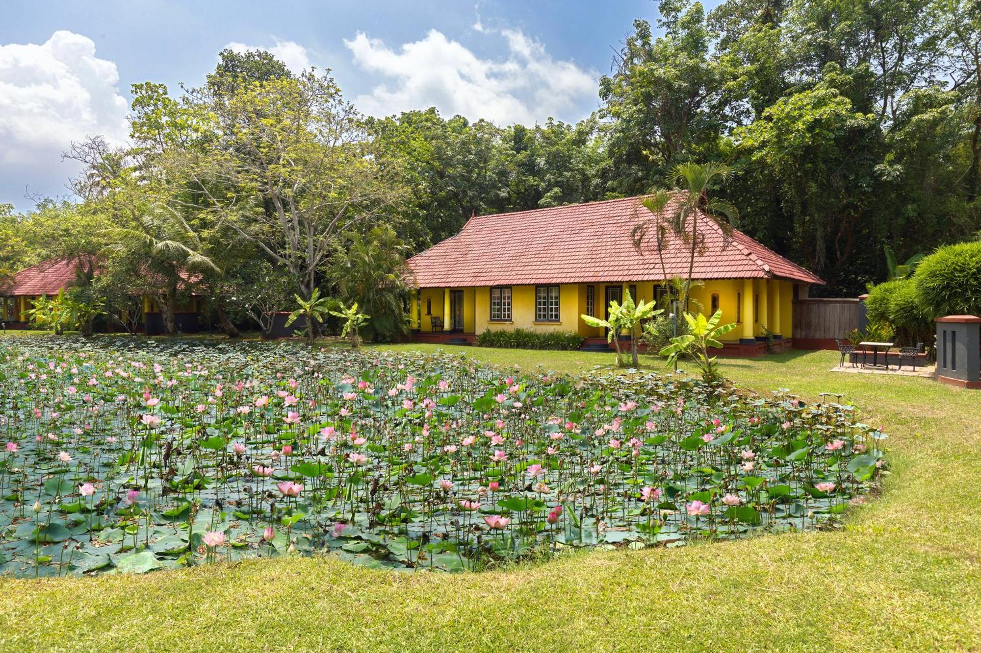 Taj Kumarakom Resort And Spa Kerala Exterior photo